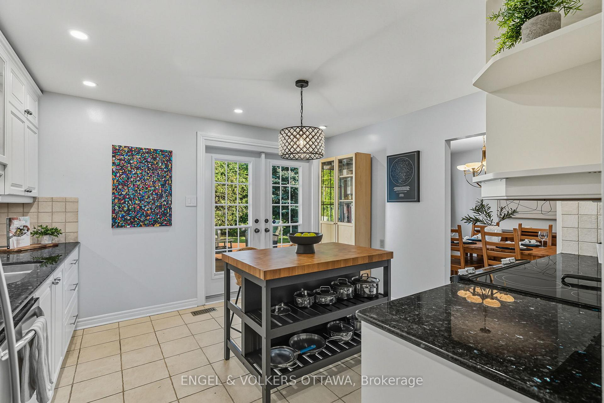 Photo 5 of 1800 Devlin Crescent, Ottawa, Playfair Park — HOMEH