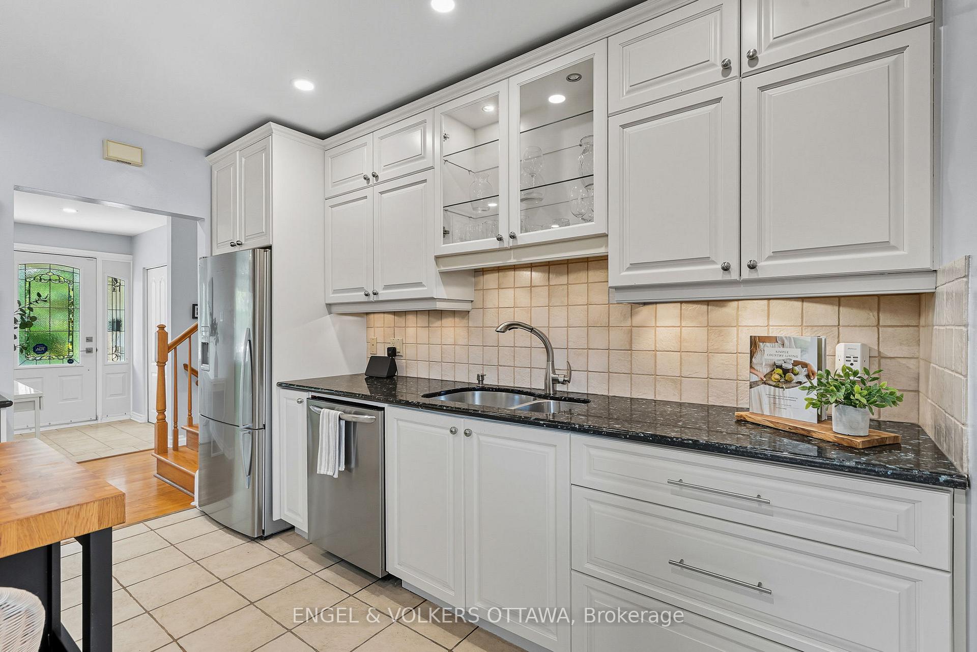 Photo 4 of 1800 Devlin Crescent, Ottawa, Playfair Park — HOMEH