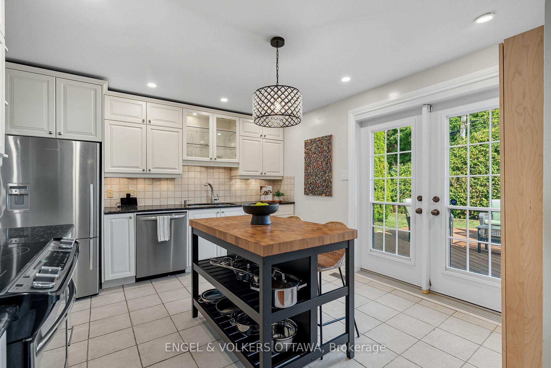 Photo 8 of 1800 Devlin Crescent, Ottawa, Playfair Park — HOMEH