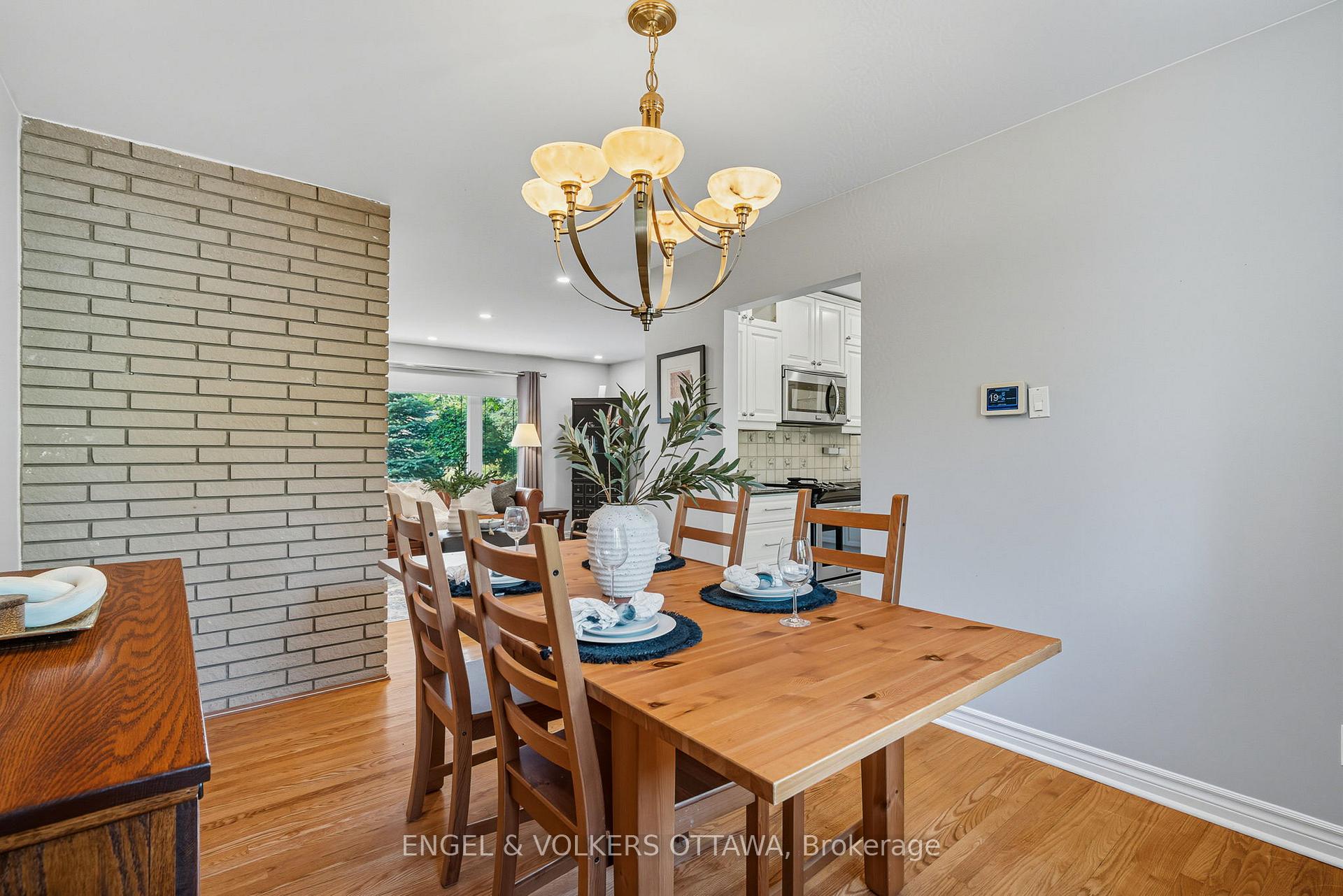 Photo 9 of 1800 Devlin Crescent, Ottawa, Playfair Park — HOMEH