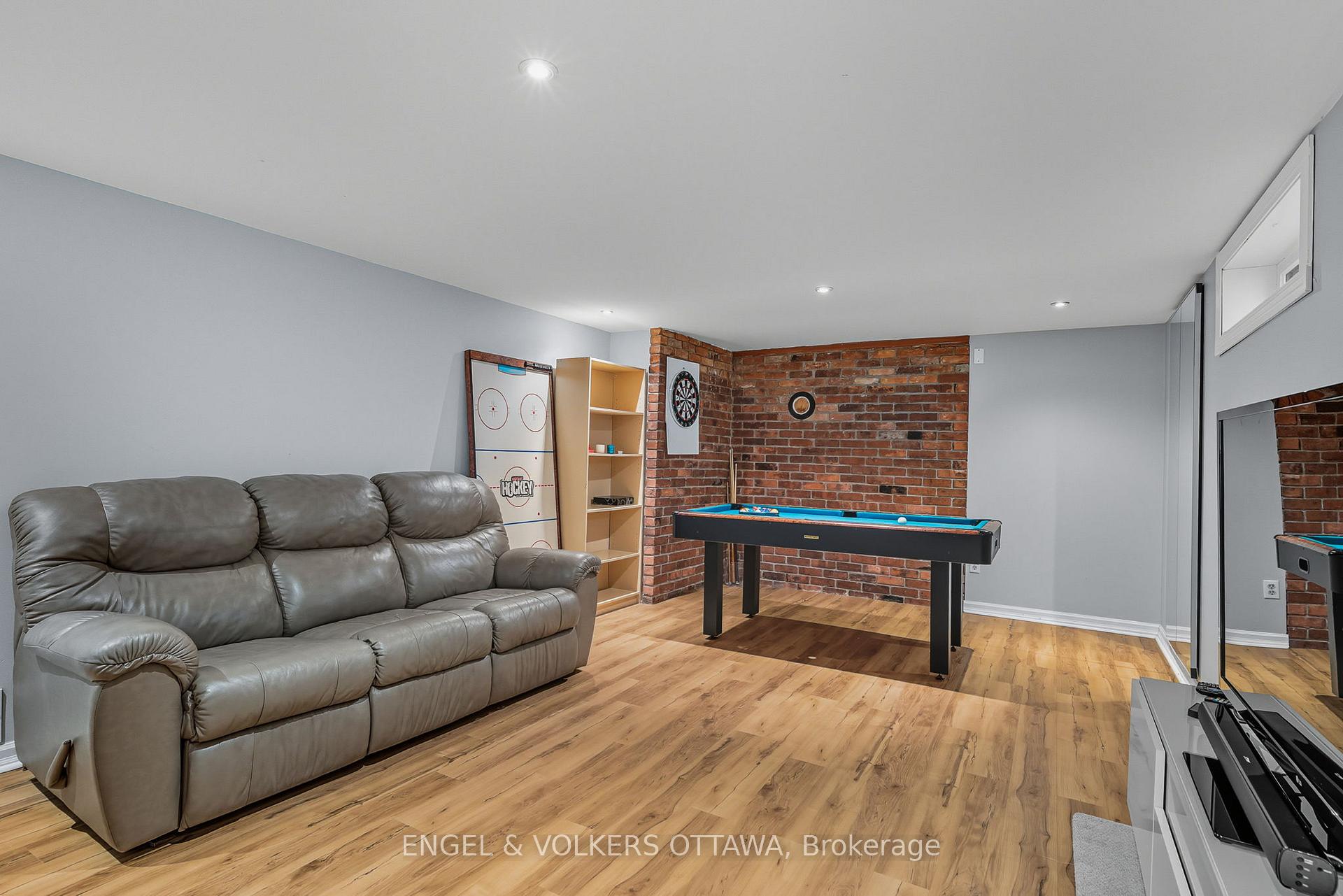 Photo 32 of 1800 Devlin Crescent, Ottawa, Playfair Park — HOMEH