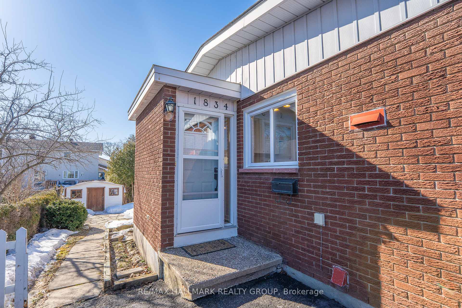 Photo 2 of 1834 Cloverlawn Crescent, Ottawa, Beacon Hill South — HOMEH