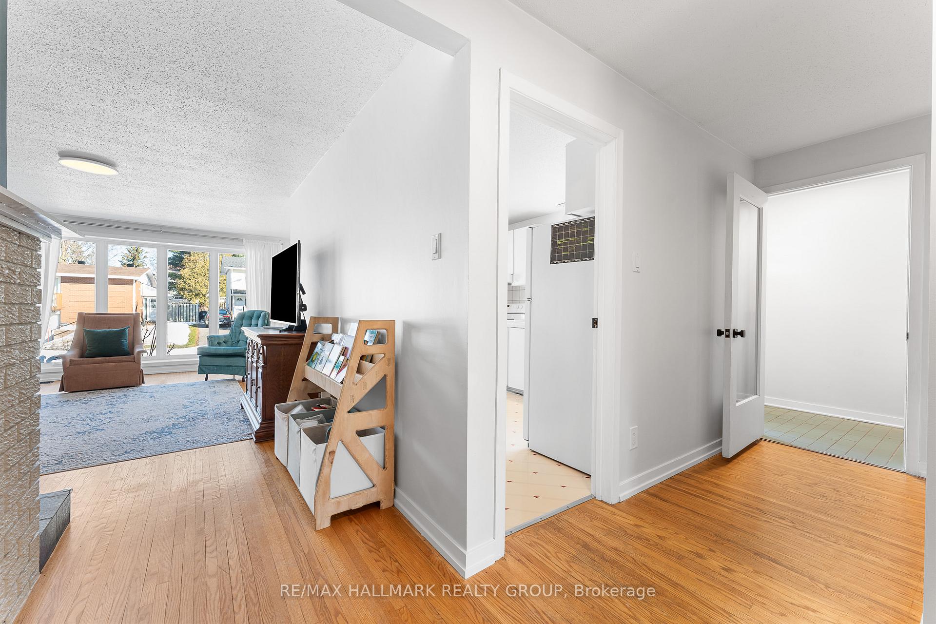 Photo 5 of 1834 Cloverlawn Crescent, Ottawa, Beacon Hill South — HOMEH