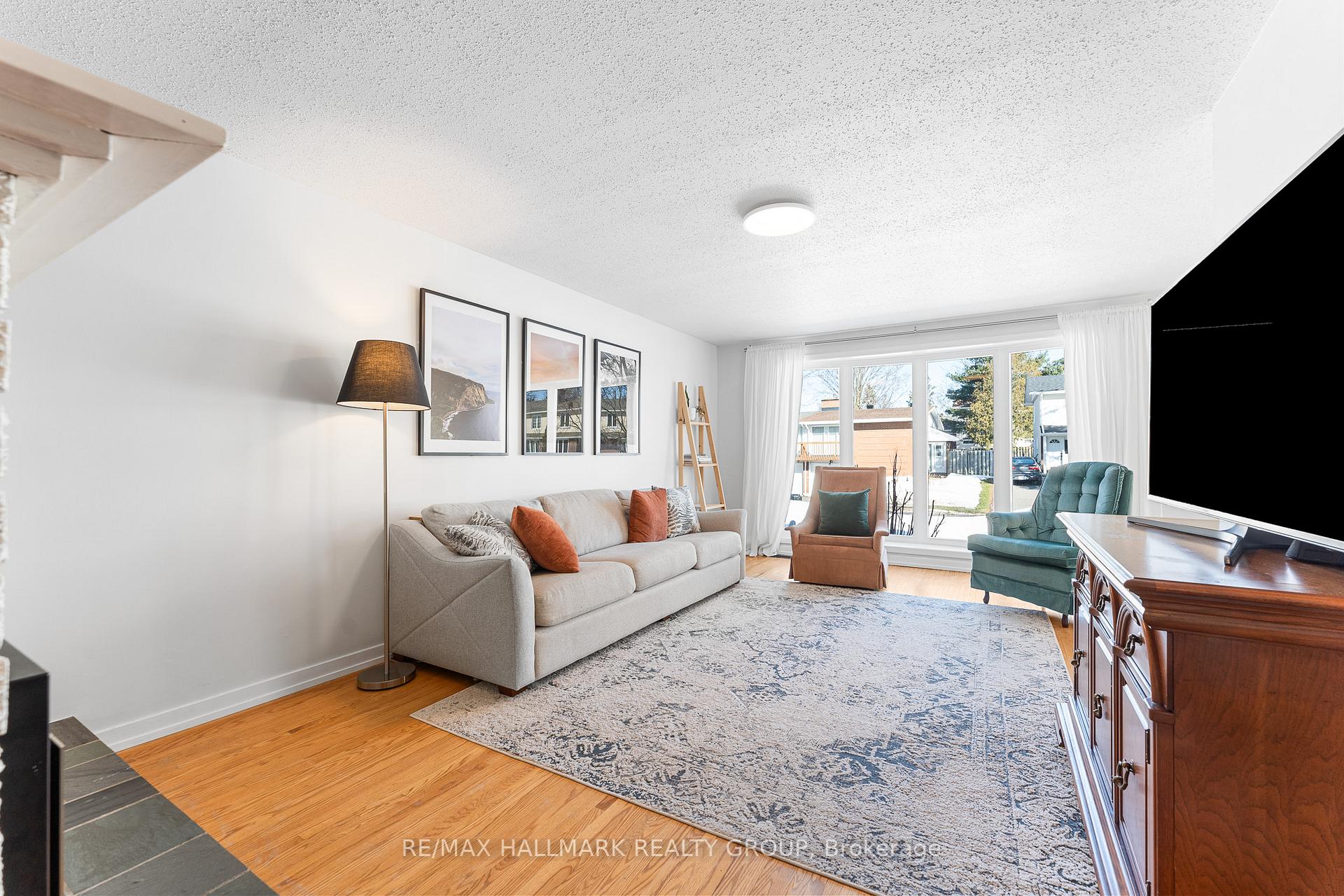 Photo 6 of 1834 Cloverlawn Crescent, Ottawa, Beacon Hill South — HOMEH