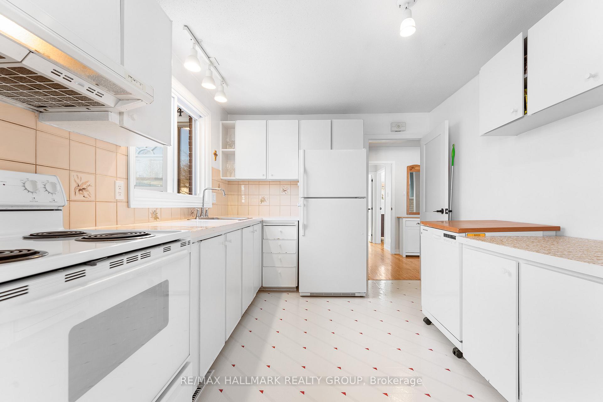 Photo 15 of 1834 Cloverlawn Crescent, Ottawa, Beacon Hill South — HOMEH
