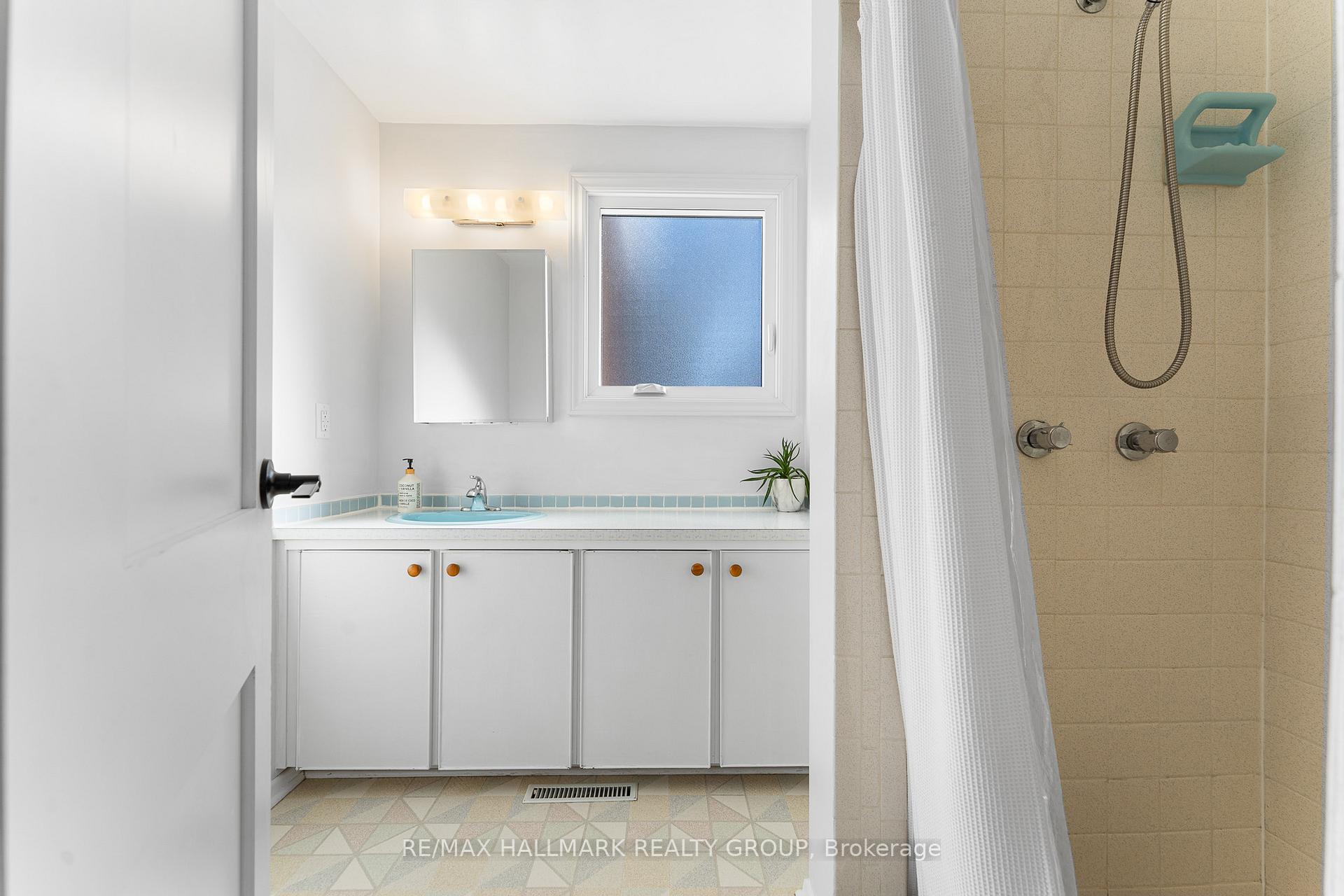 Photo 26 of 1834 Cloverlawn Crescent, Ottawa, Beacon Hill South — HOMEH