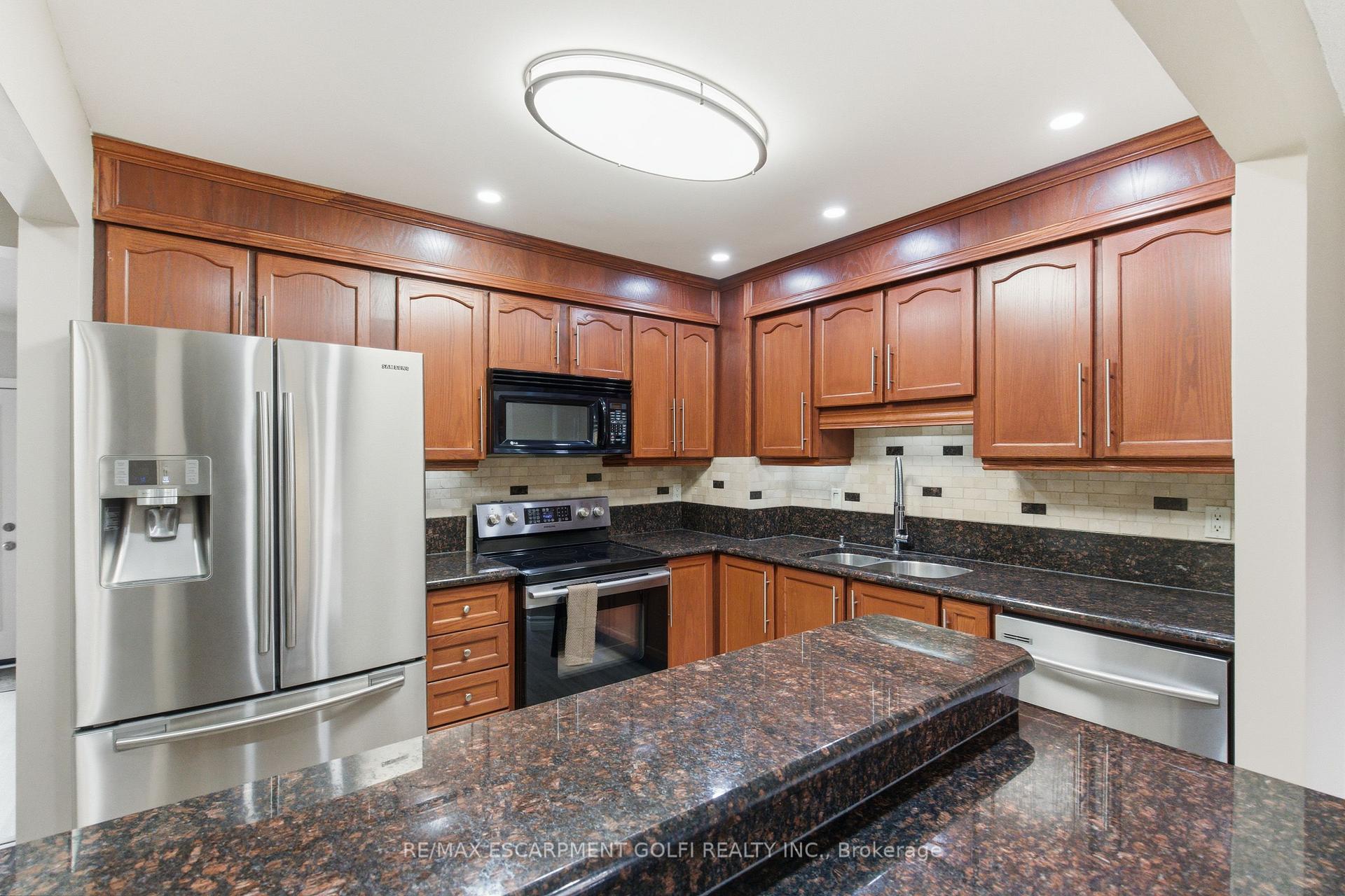 Photo 5 of Unit 2, 185 Denistoun Street, Welland, Broadway — HOMEH