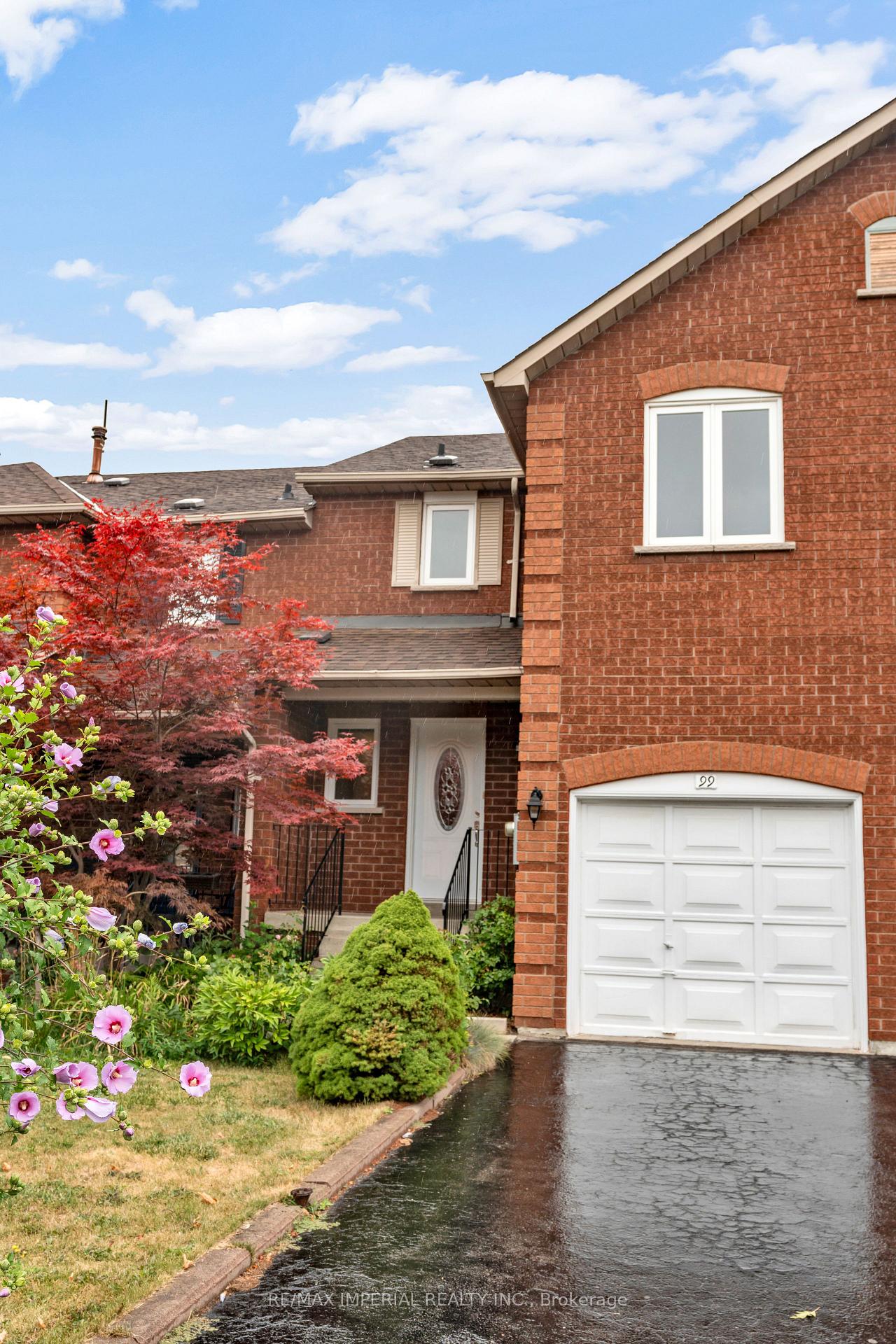 Photo 2 of 99 Islay Crescent, Vaughan, Maple — HOMEH