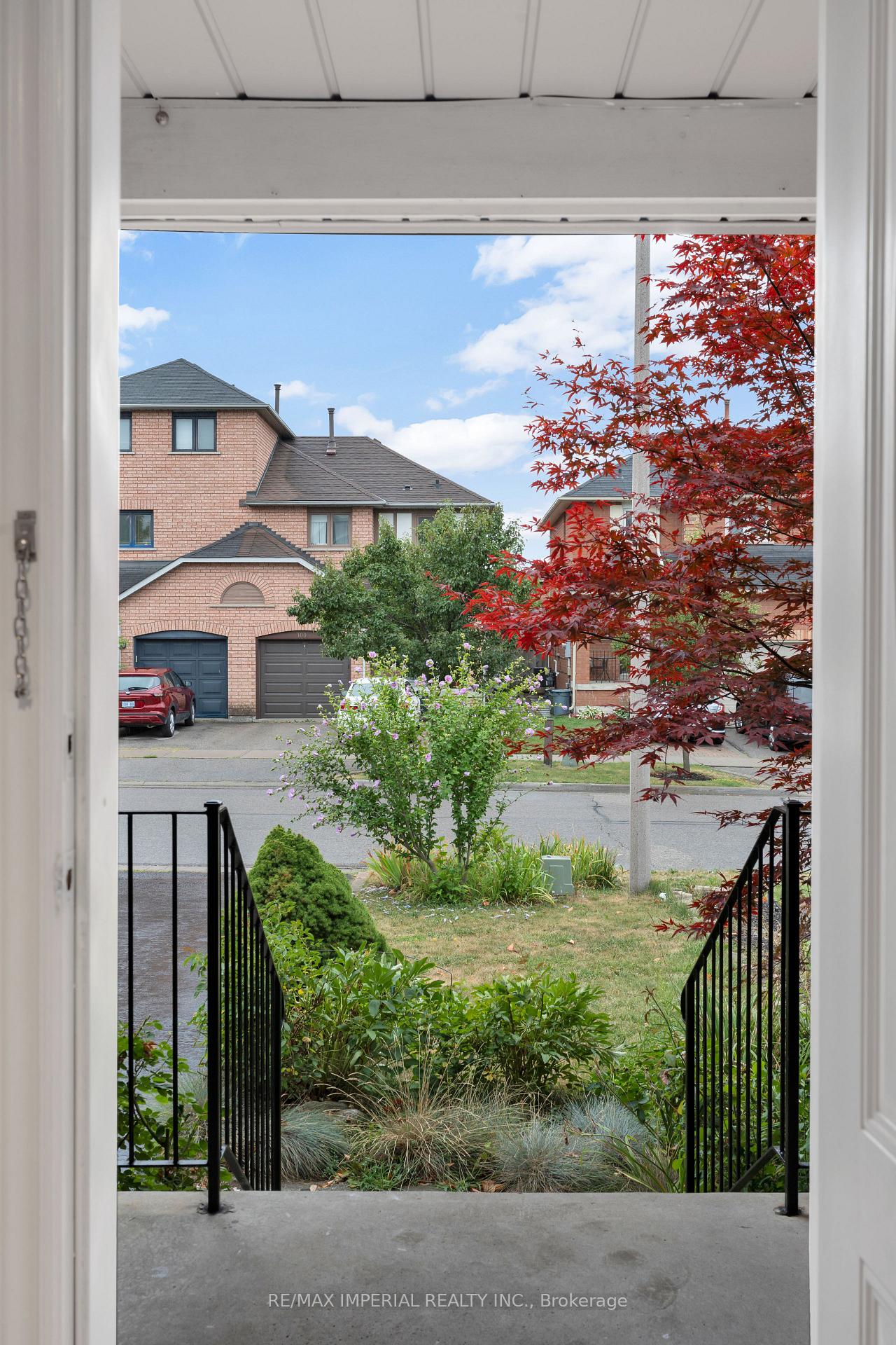 Photo 4 of 99 Islay Crescent, Vaughan, Maple — HOMEH