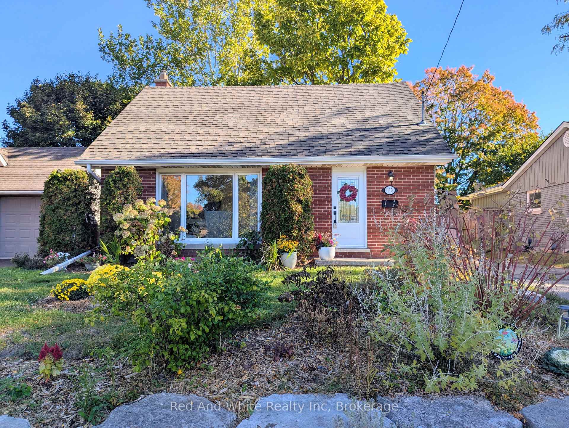 Photo 2 of 110 Ellis Crescent S, Waterloo — HOMEH