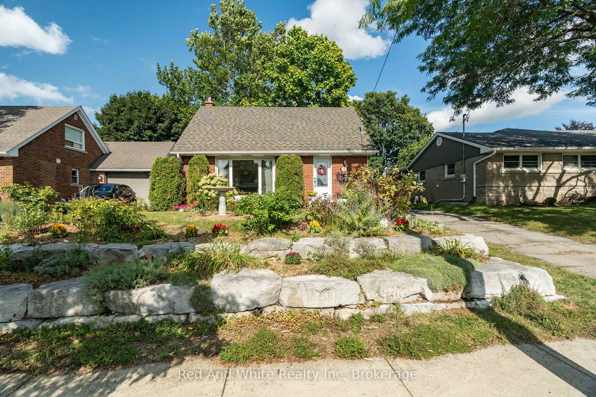 Photo 3 of 110 Ellis Crescent S, Waterloo — HOMEH