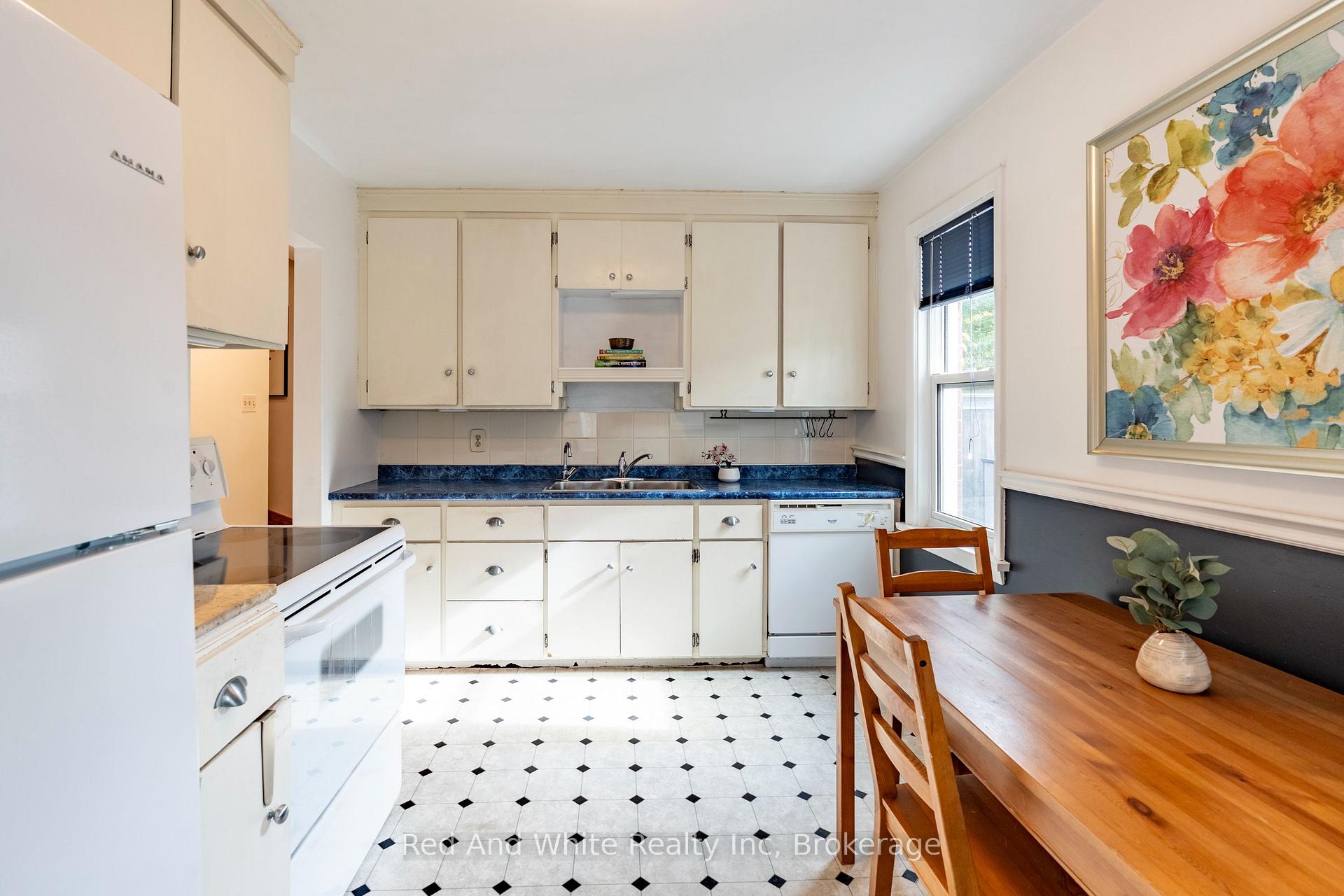 Photo 13 of 110 Ellis Crescent S, Waterloo — HOMEH
