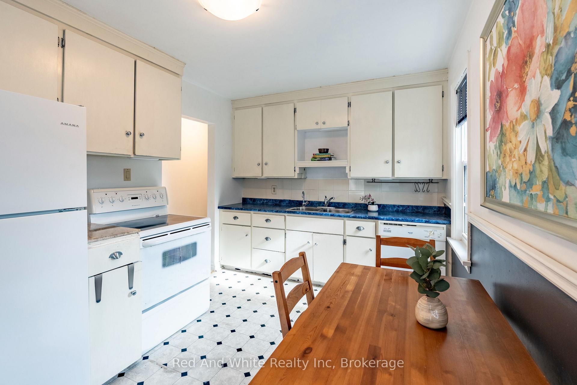 Photo 14 of 110 Ellis Crescent S, Waterloo — HOMEH