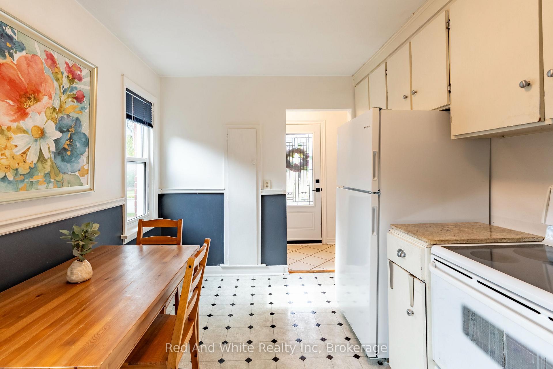 Photo 15 of 110 Ellis Crescent S, Waterloo — HOMEH