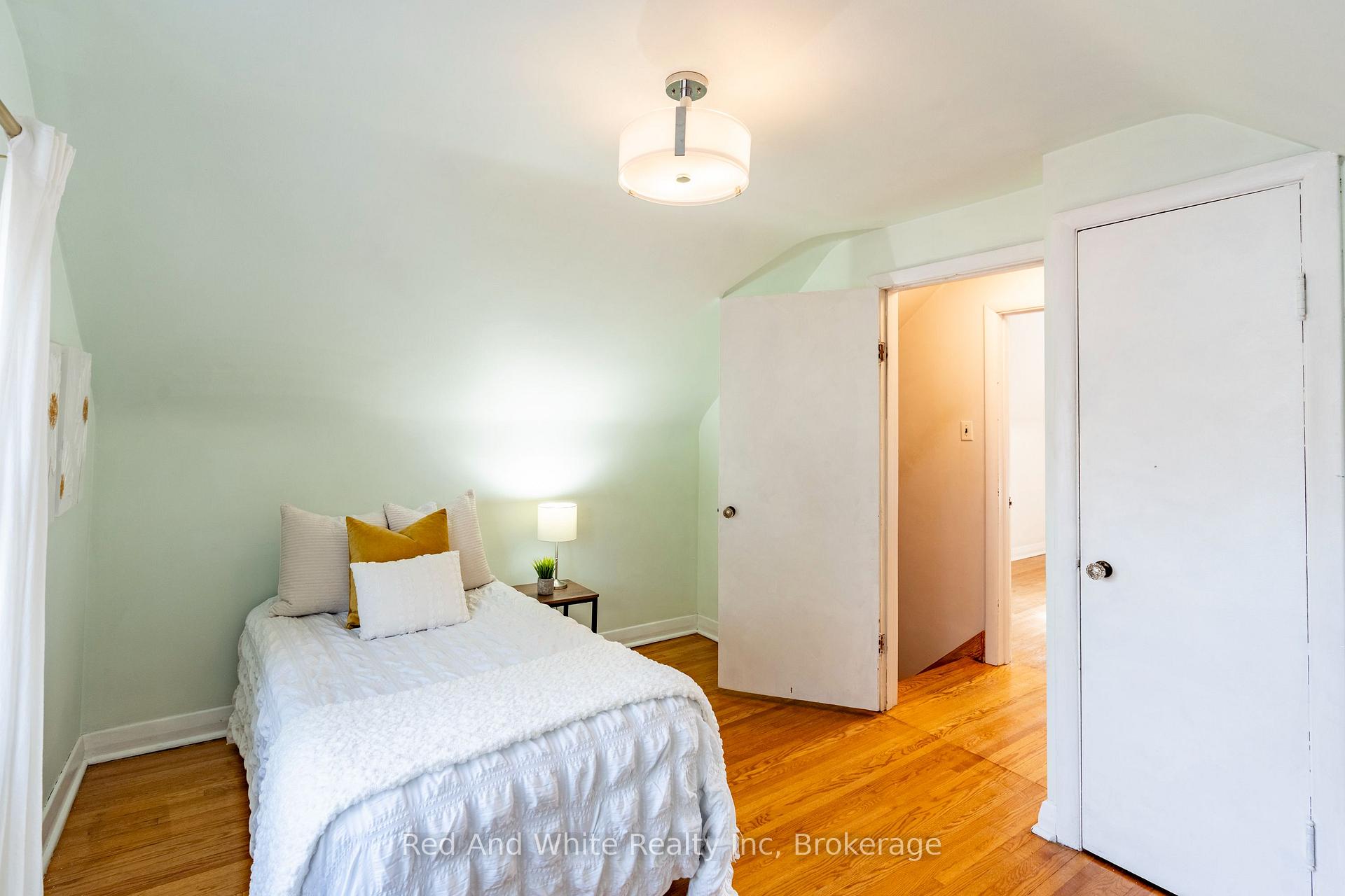 Photo 20 of 110 Ellis Crescent S, Waterloo — HOMEH