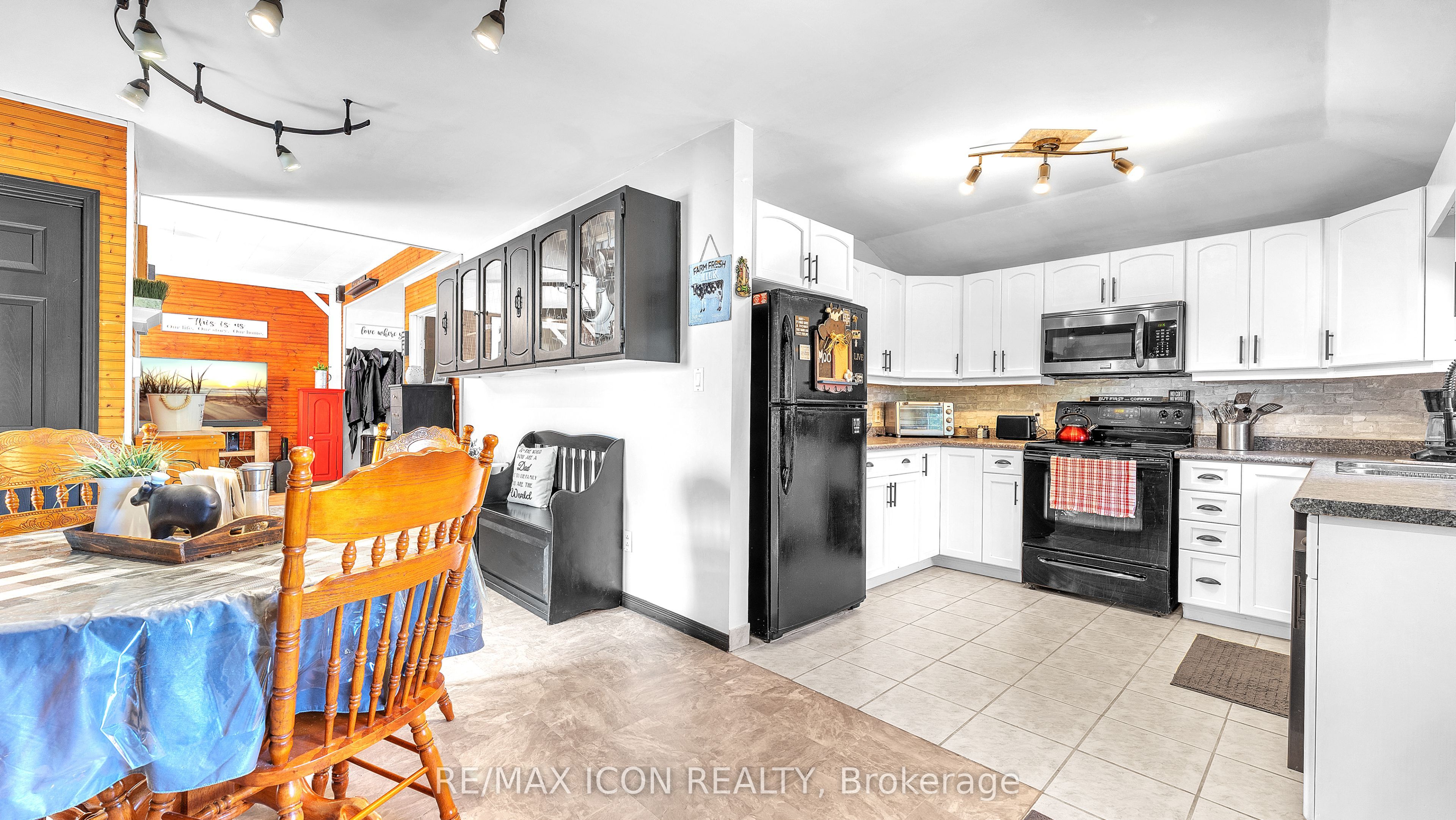 Photo 40 of 258 Anna Street S, North Middlesex, Parkhill — HOMEH