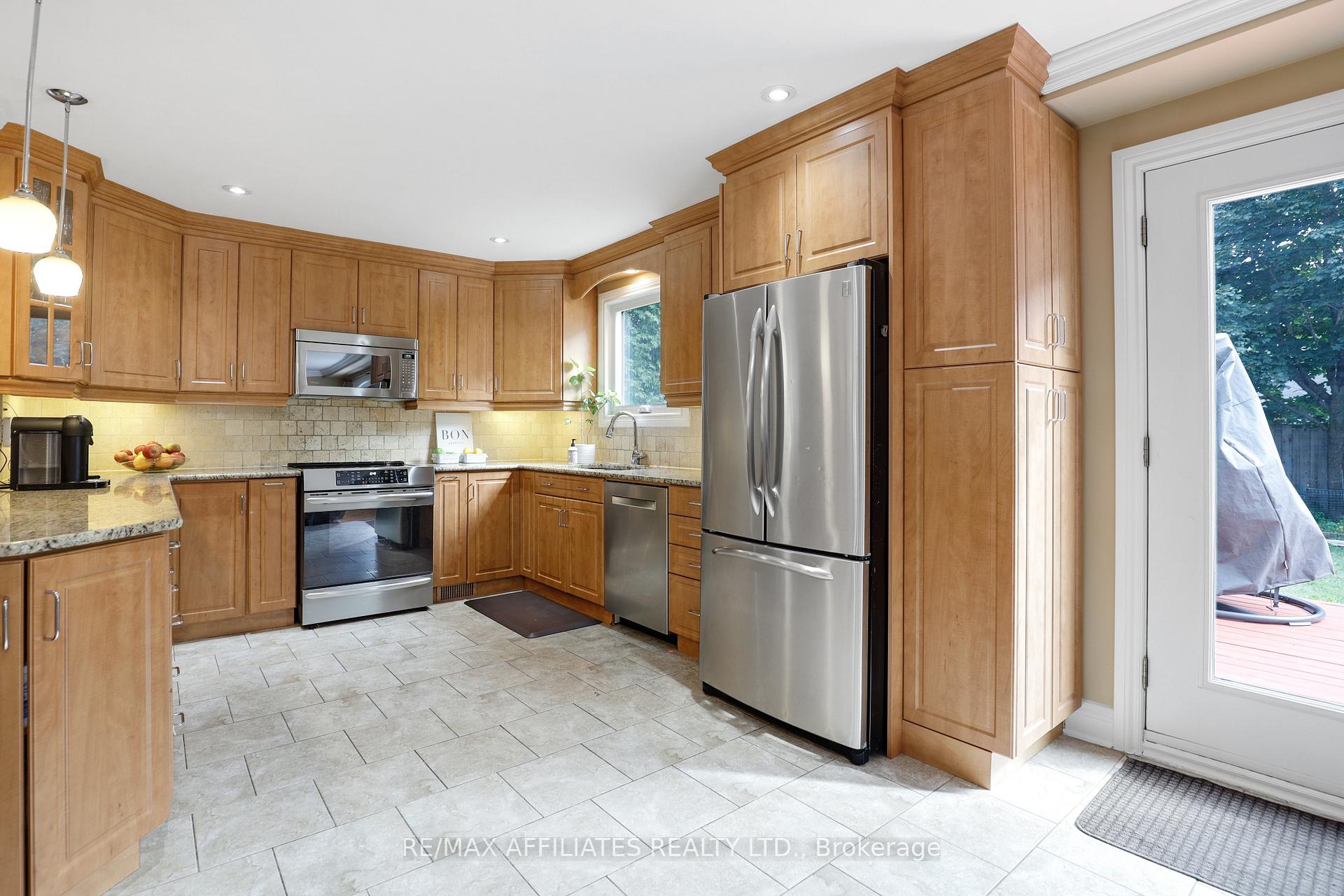 Photo 13 of 2347 Briar Hill Drive, Ottawa, Guildwood Estates - Urbandale Acres — HOMEH