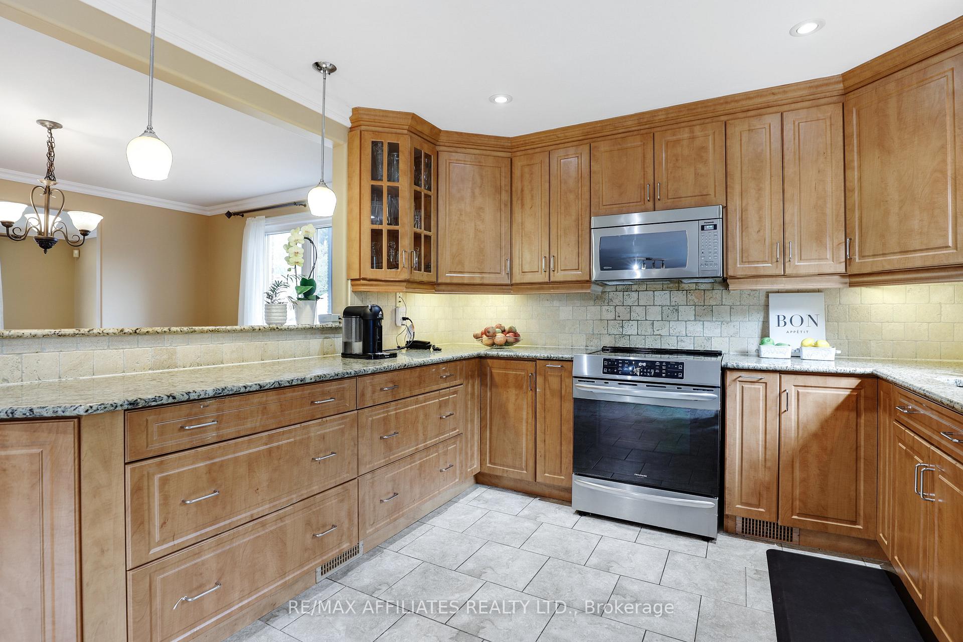 Photo 14 of 2347 Briar Hill Drive, Ottawa, Guildwood Estates - Urbandale Acres — HOMEH
