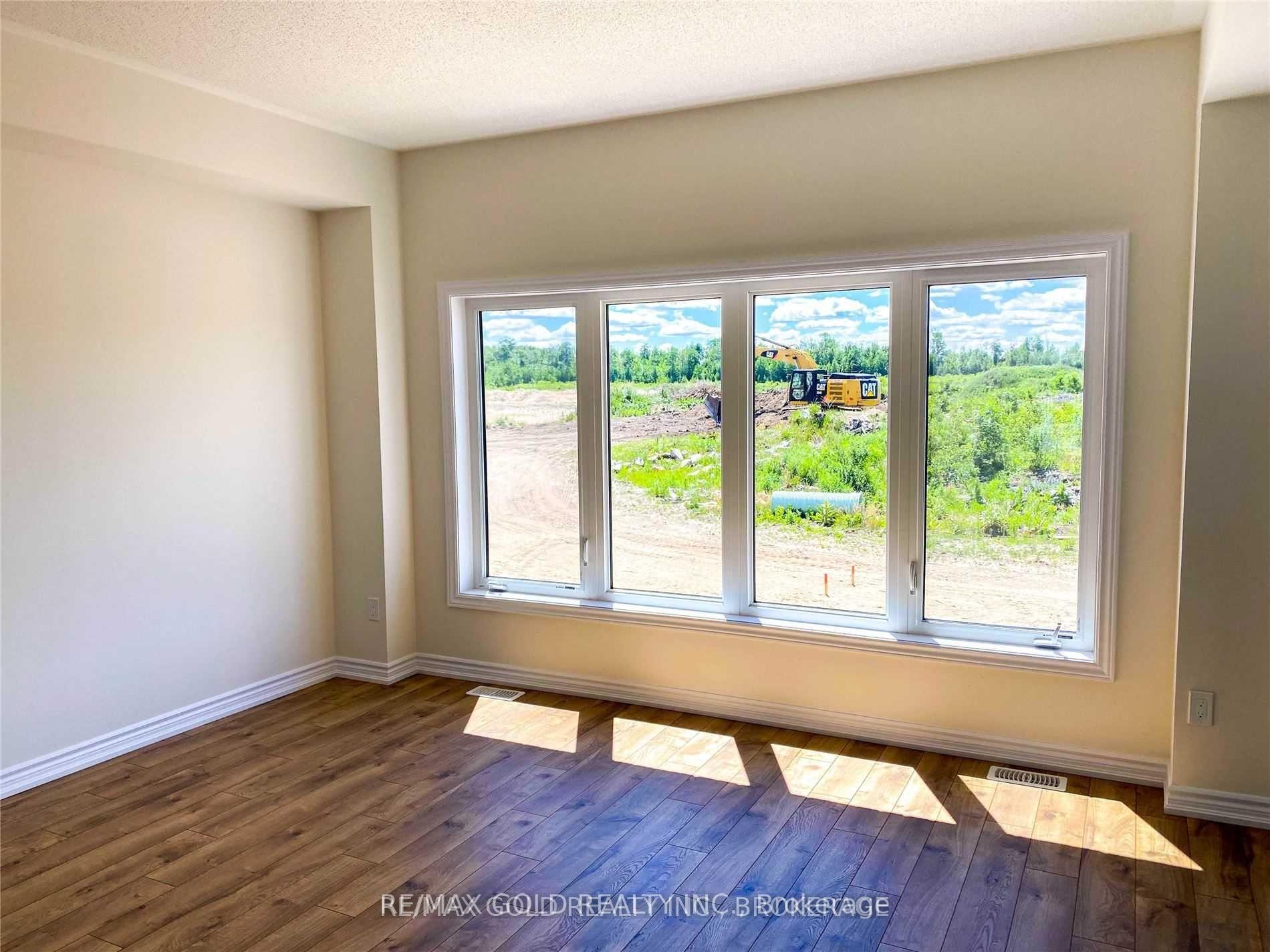Photo 3 of 21 Bianca Crescent, Wasaga Beach — HOMEH