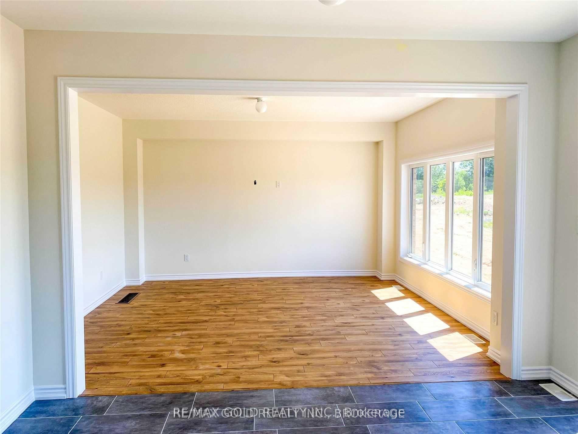 Photo 4 of 21 Bianca Crescent, Wasaga Beach — HOMEH