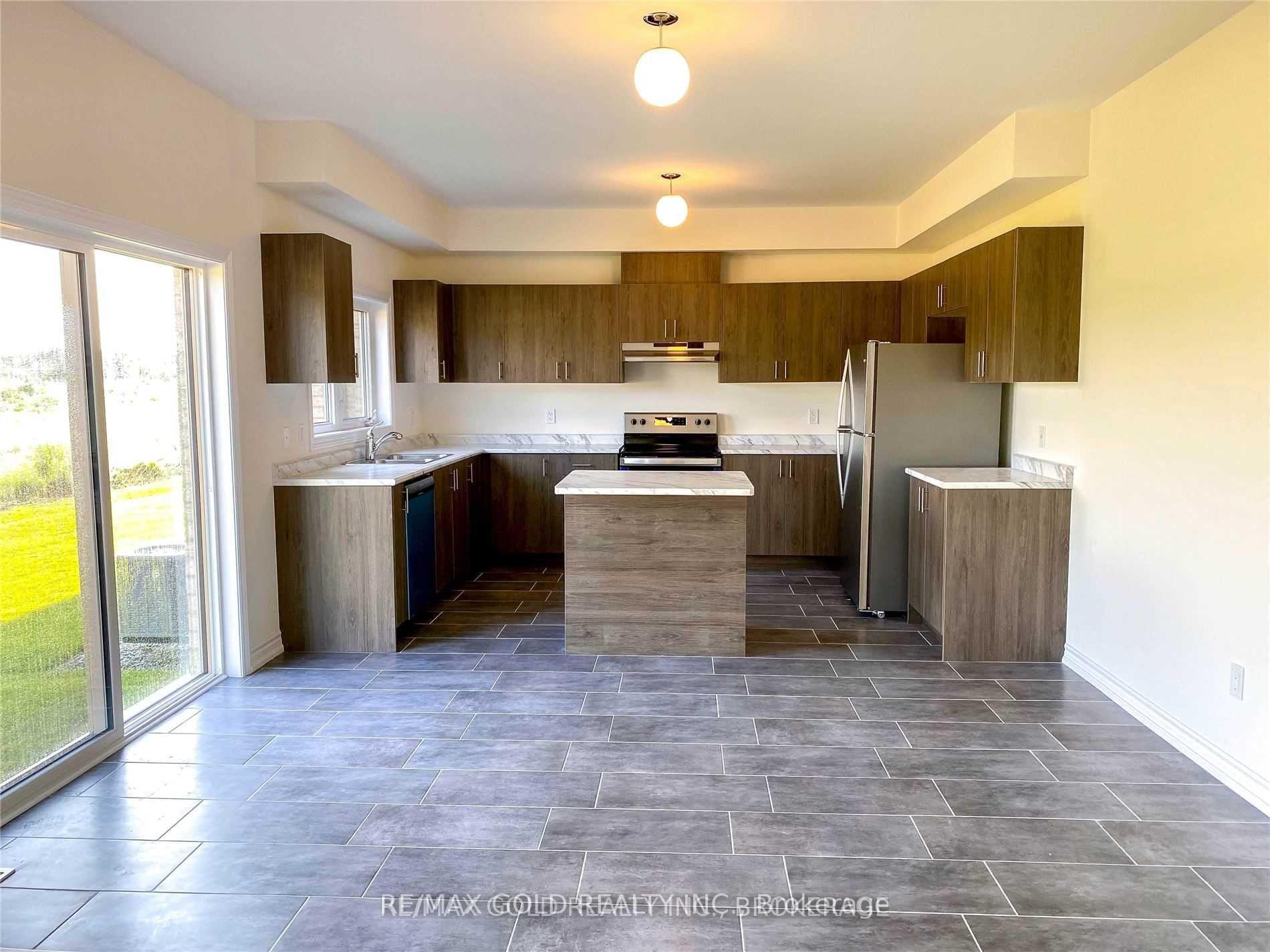 Photo 5 of 21 Bianca Crescent, Wasaga Beach — HOMEH