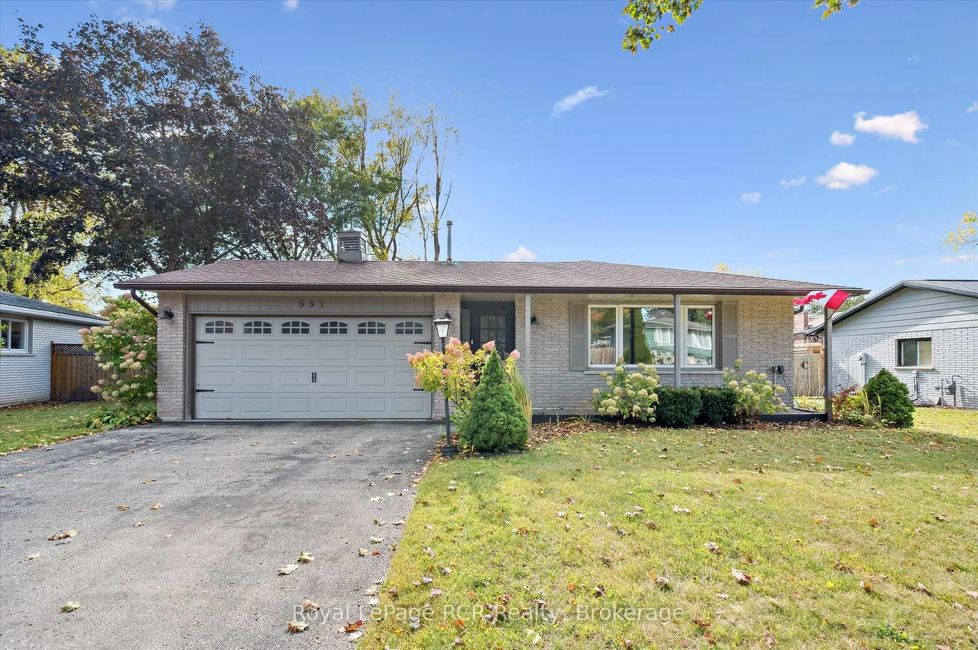 Front of 551 Oakview Crescent