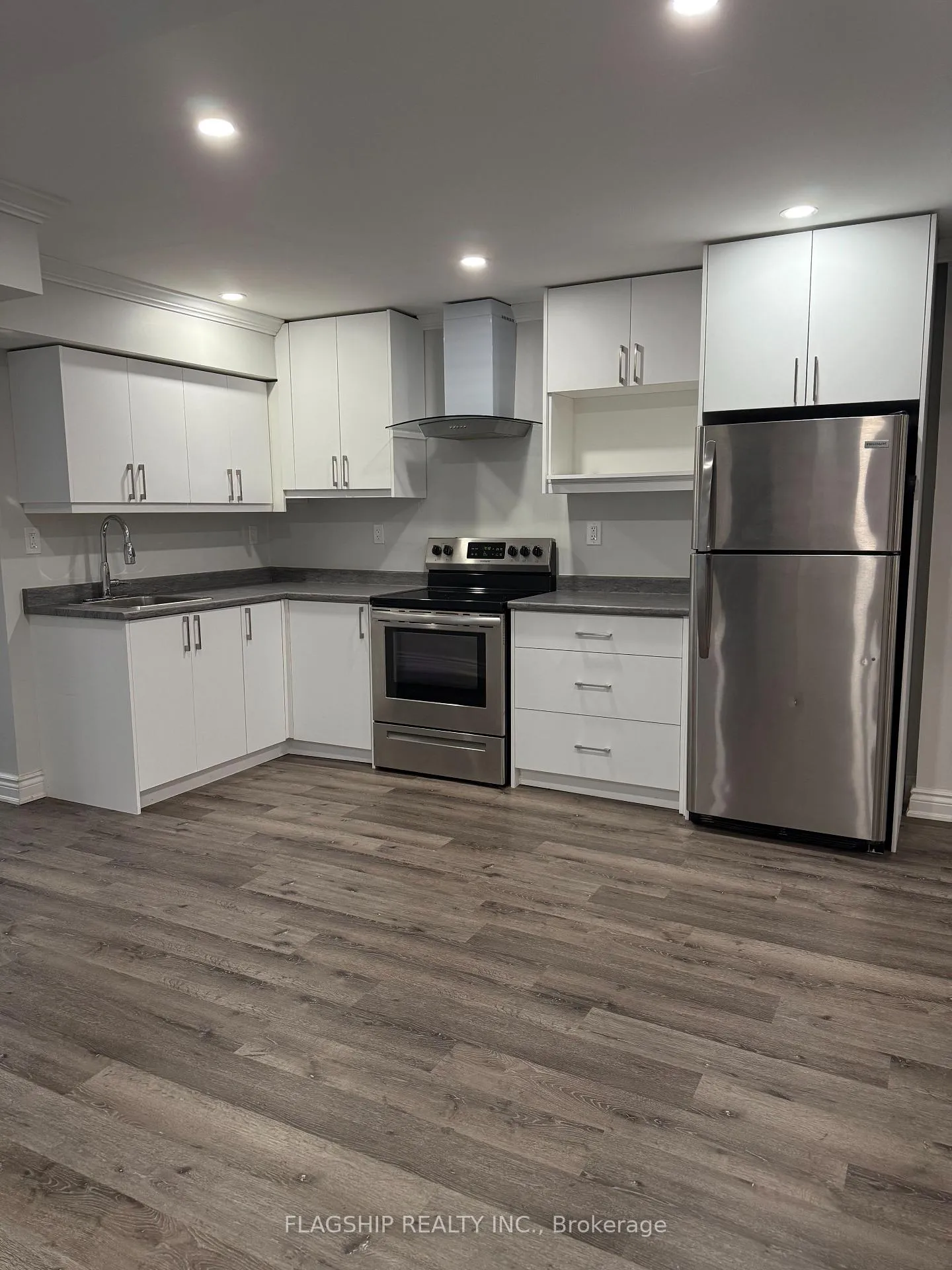 Photo 2 of 18 Beaconsfield Drive, Vaughan, Kleinburg — HOMEH