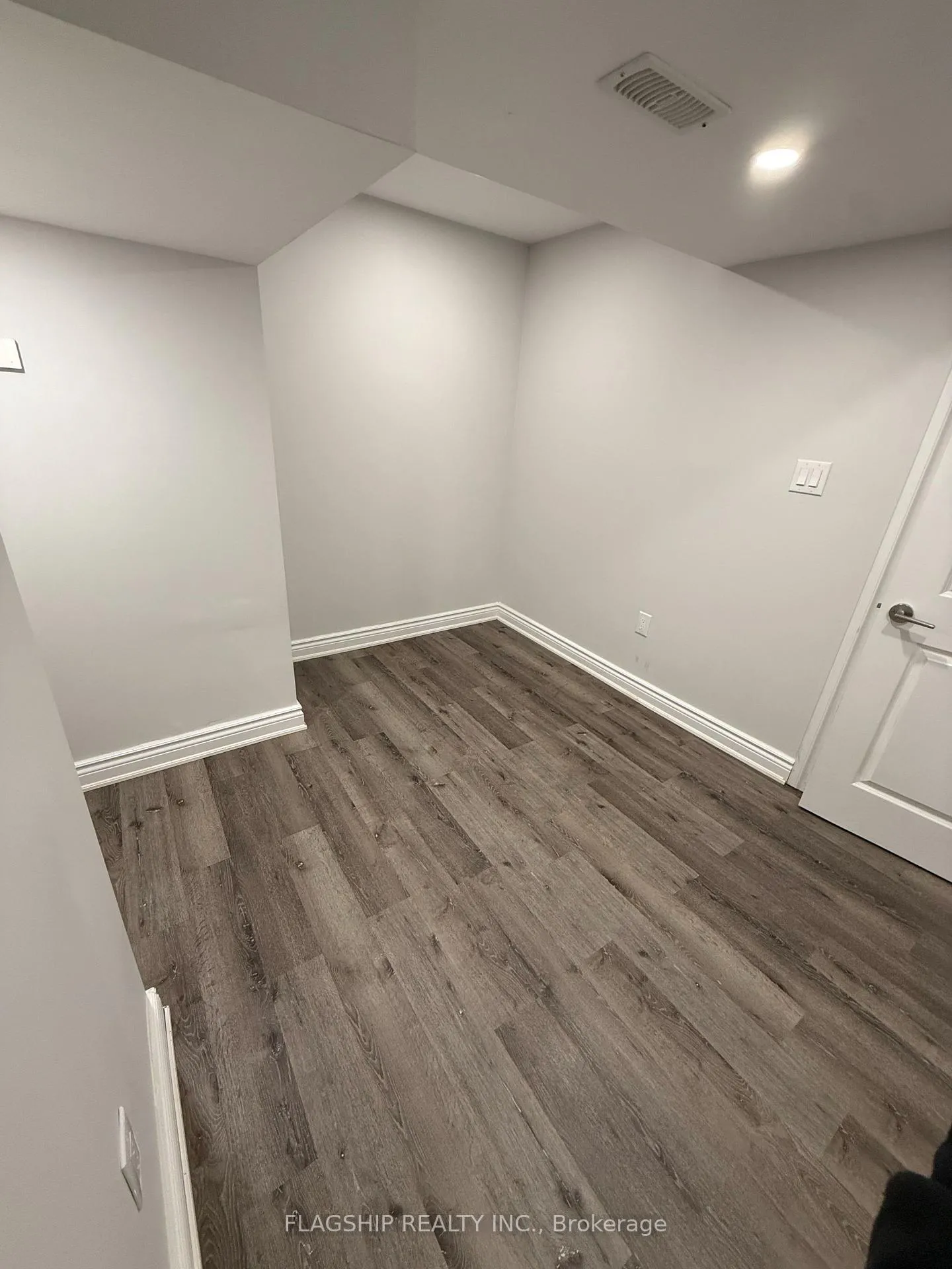Photo 9 of 18 Beaconsfield Drive, Vaughan, Kleinburg — HOMEH