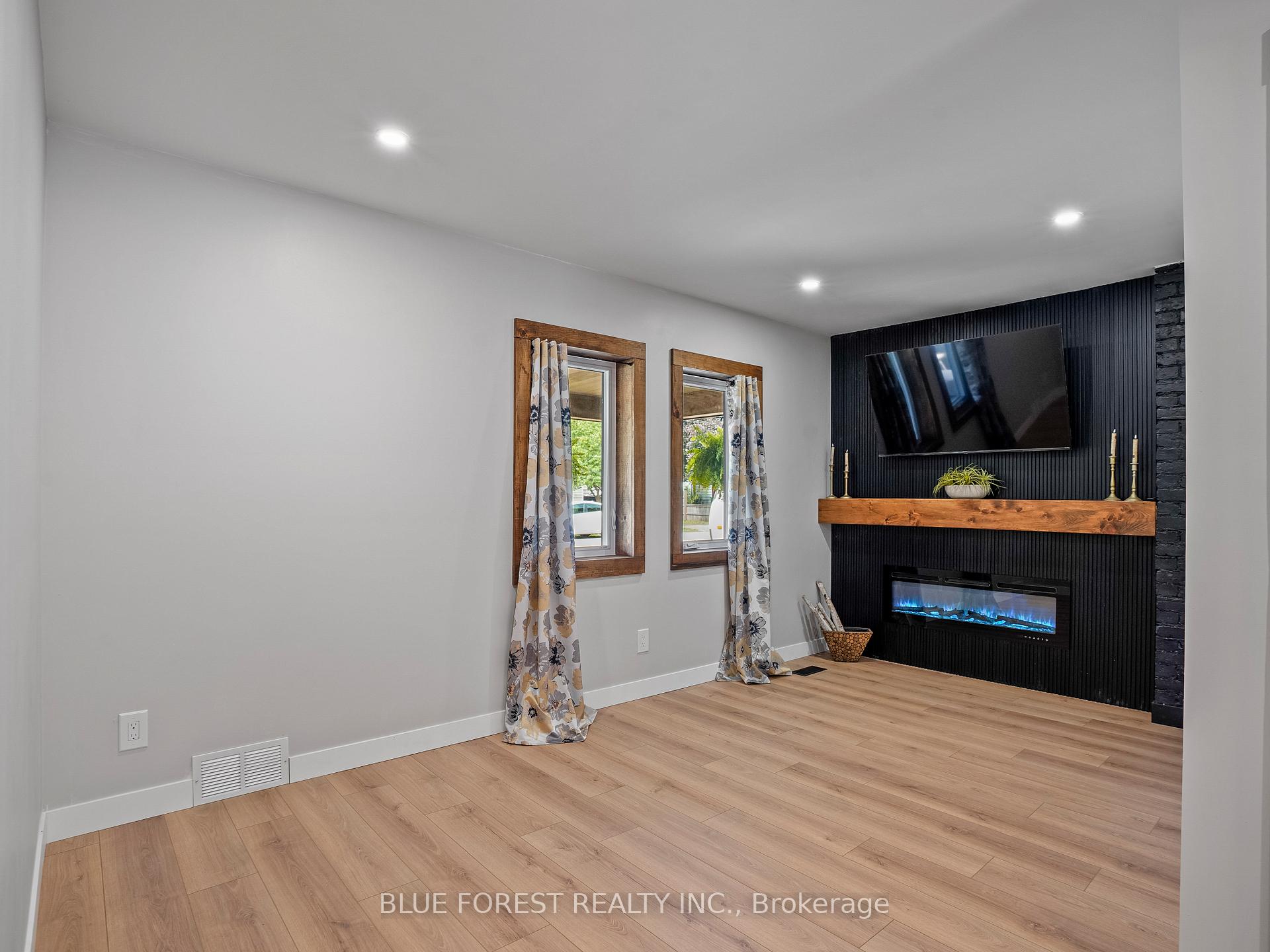 Photo 10 of 207 Monroe Street, West Elgin, Rodney — HOMEH
