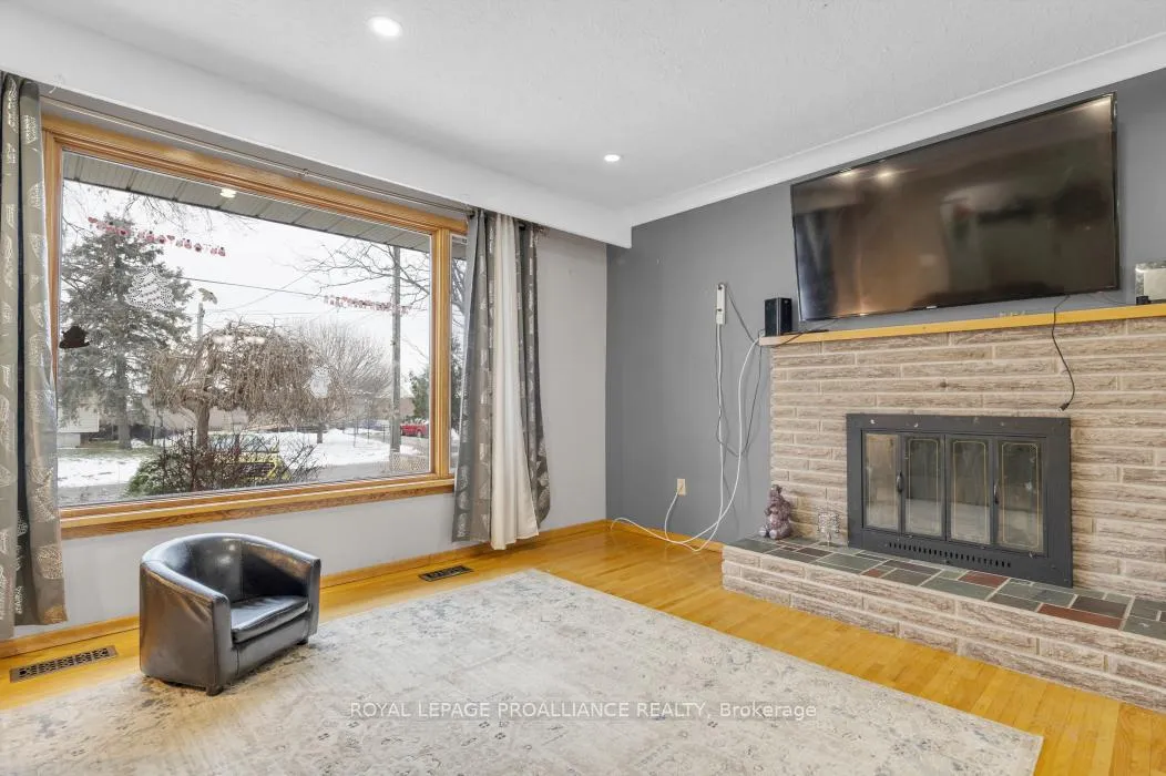 Photo 10 of 14 Harris Crescent, Belleville, Belleville Ward — HOMEH