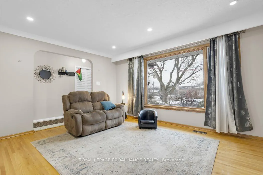 Photo 11 of 14 Harris Crescent, Belleville, Belleville Ward — HOMEH