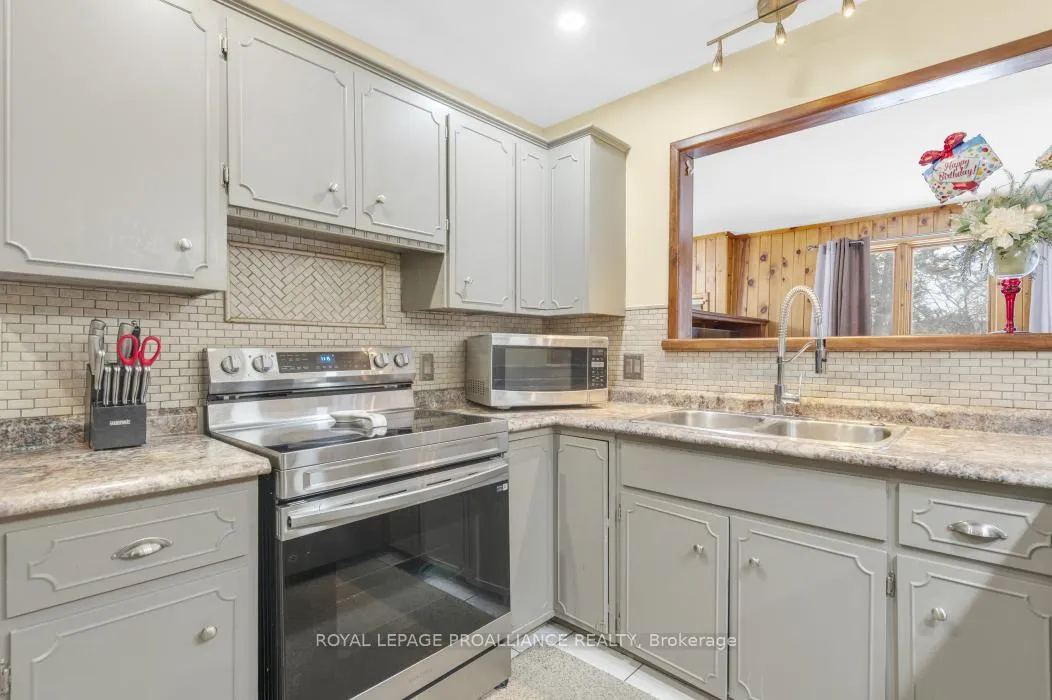 Photo 16 of 14 Harris Crescent, Belleville, Belleville Ward — HOMEH