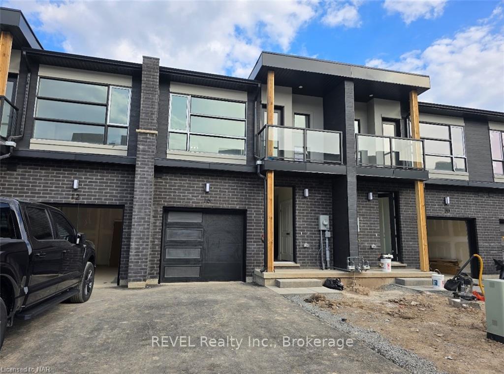 Front of 16 Warren Tr