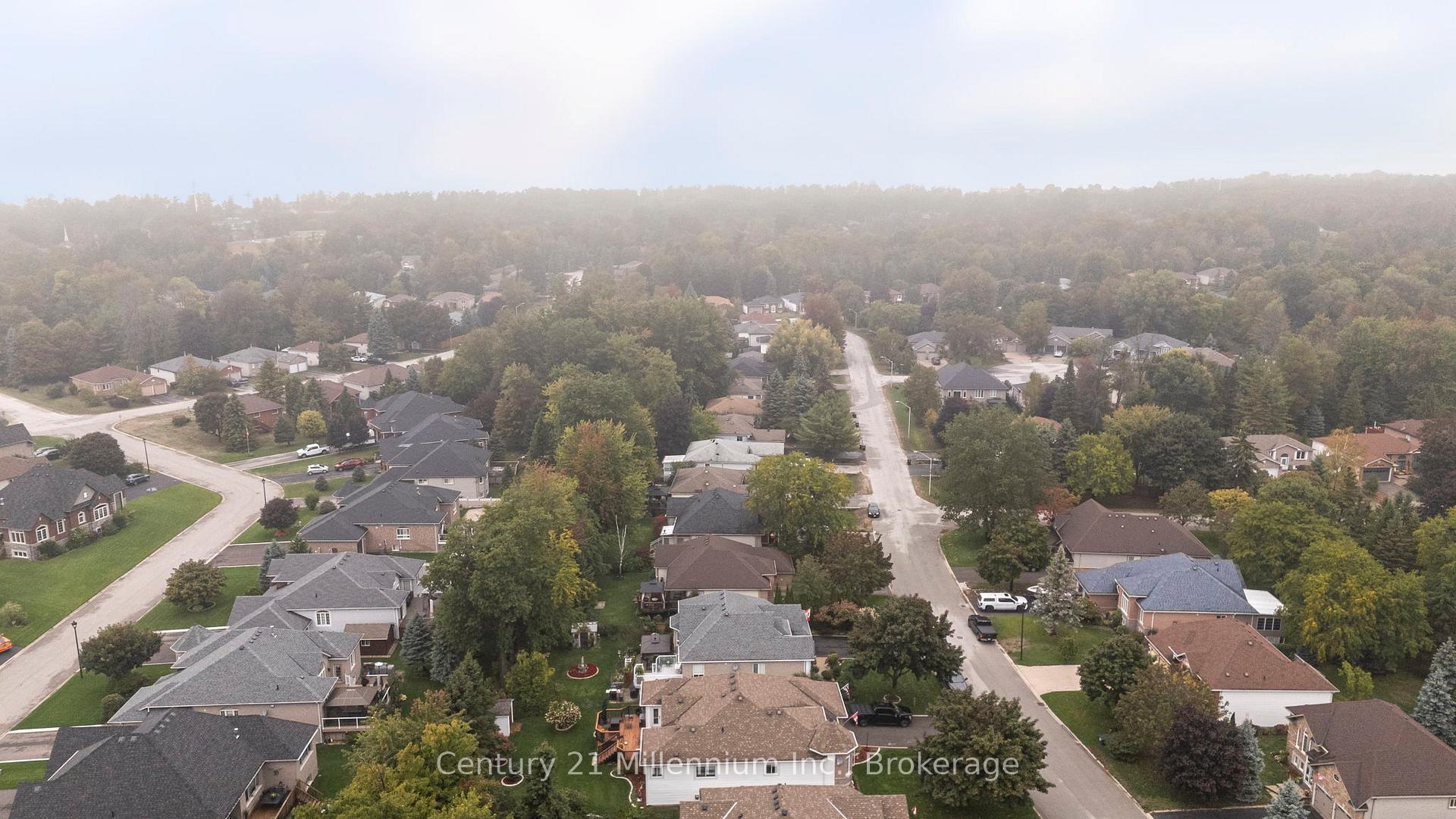 Photo 5 of 26 Regina Boulevard, Wasaga Beach — HOMEH