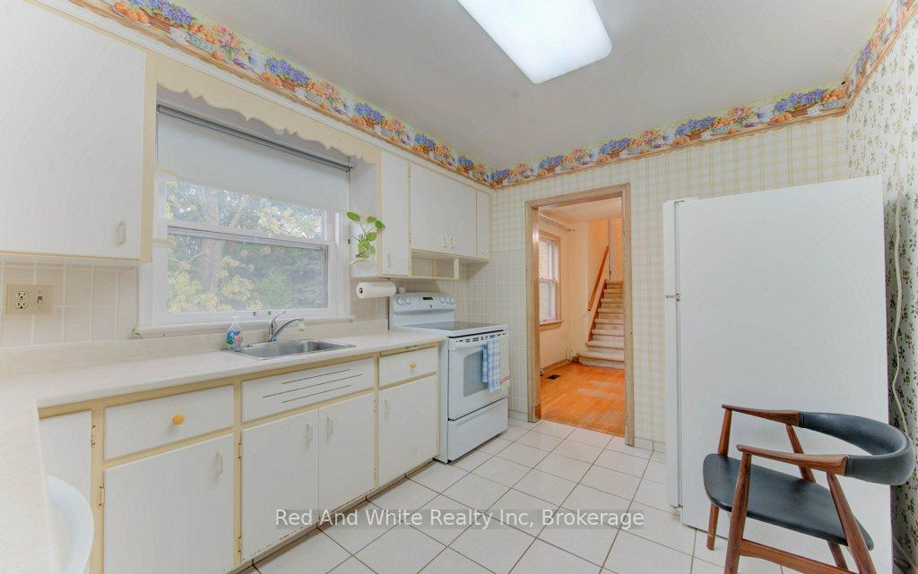 Photo 7 of 155 Elgin Crescent, Waterloo — HOMEH