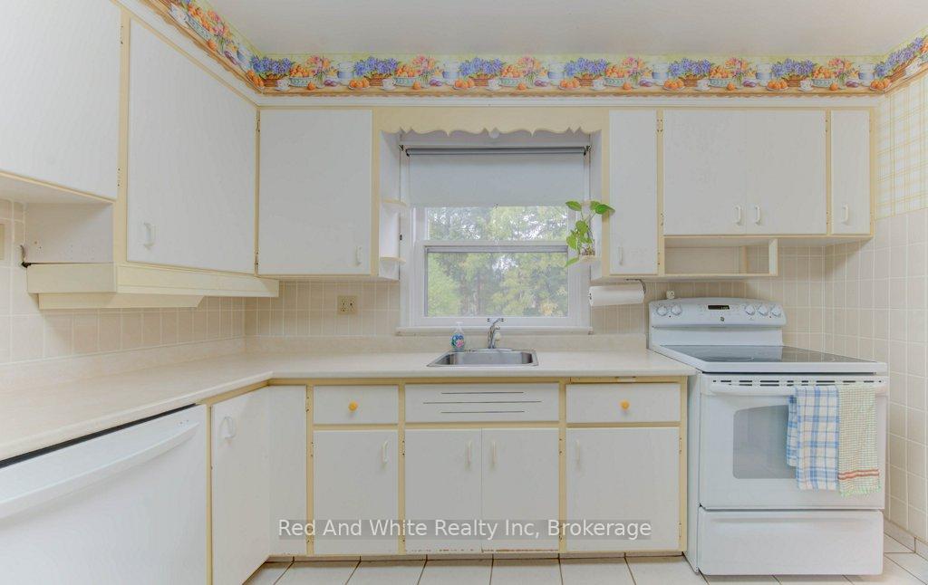 Photo 8 of 155 Elgin Crescent, Waterloo — HOMEH