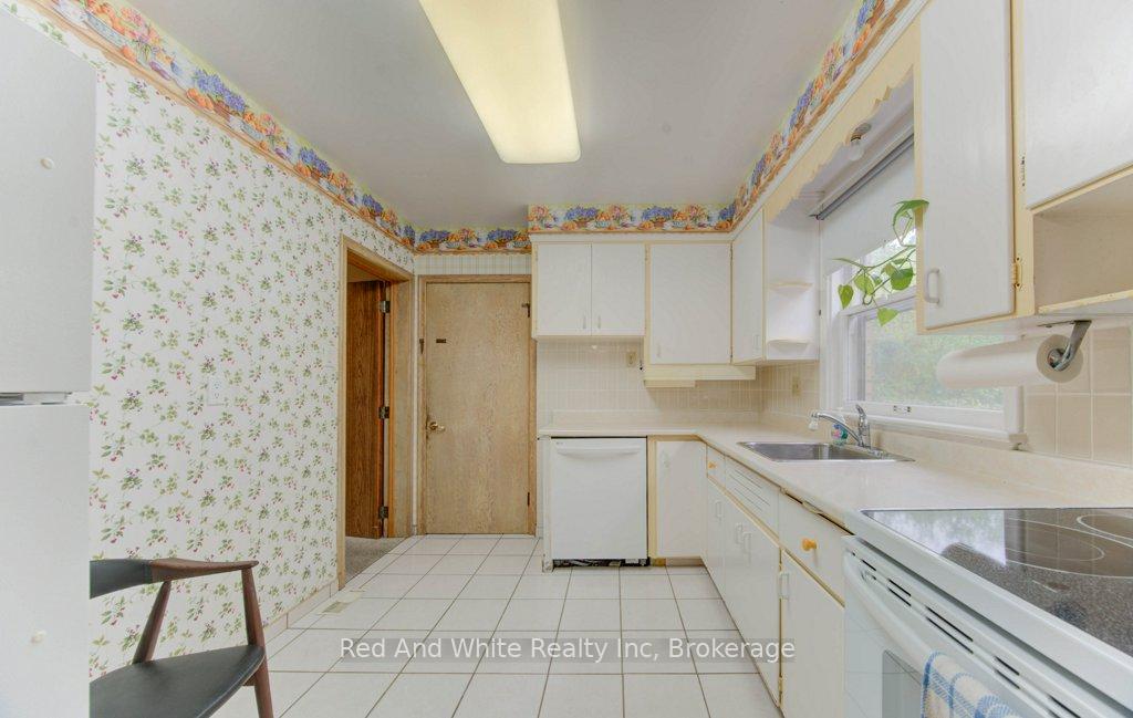 Photo 9 of 155 Elgin Crescent, Waterloo — HOMEH