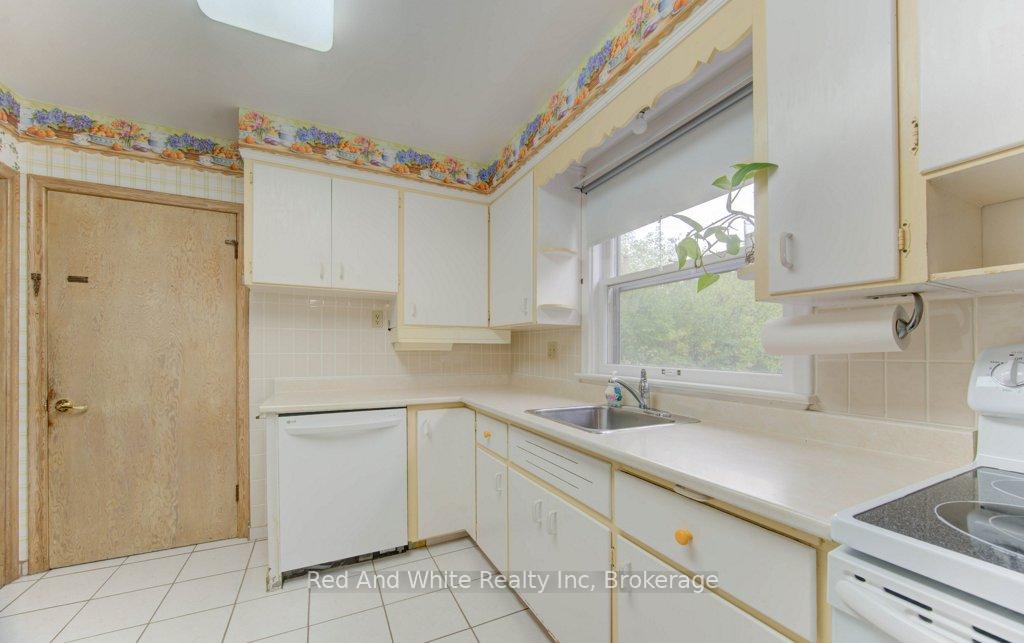 Photo 10 of 155 Elgin Crescent, Waterloo — HOMEH
