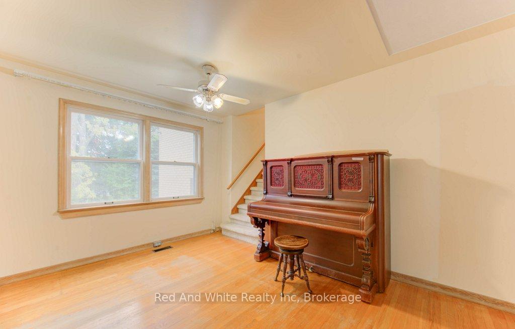 Photo 11 of 155 Elgin Crescent, Waterloo — HOMEH