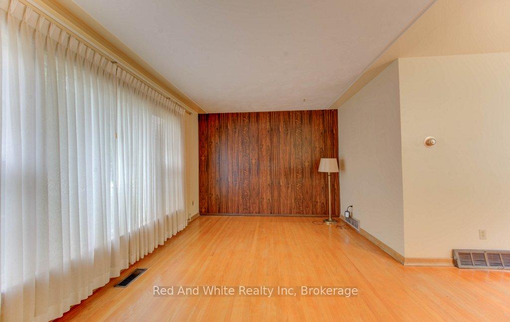 Photo 14 of 155 Elgin Crescent, Waterloo — HOMEH