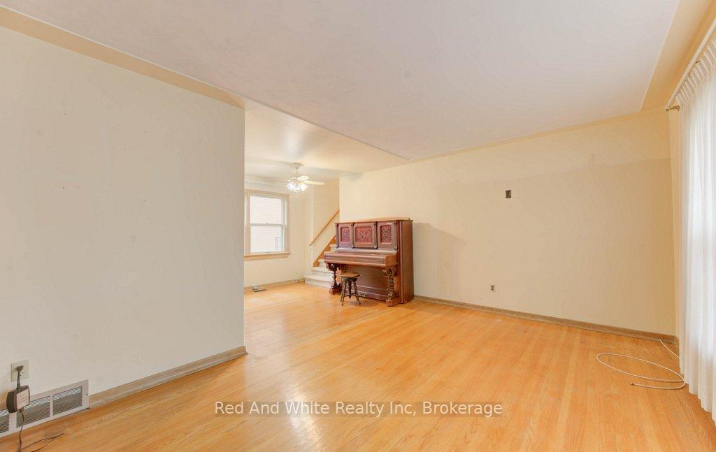 Photo 15 of 155 Elgin Crescent, Waterloo — HOMEH