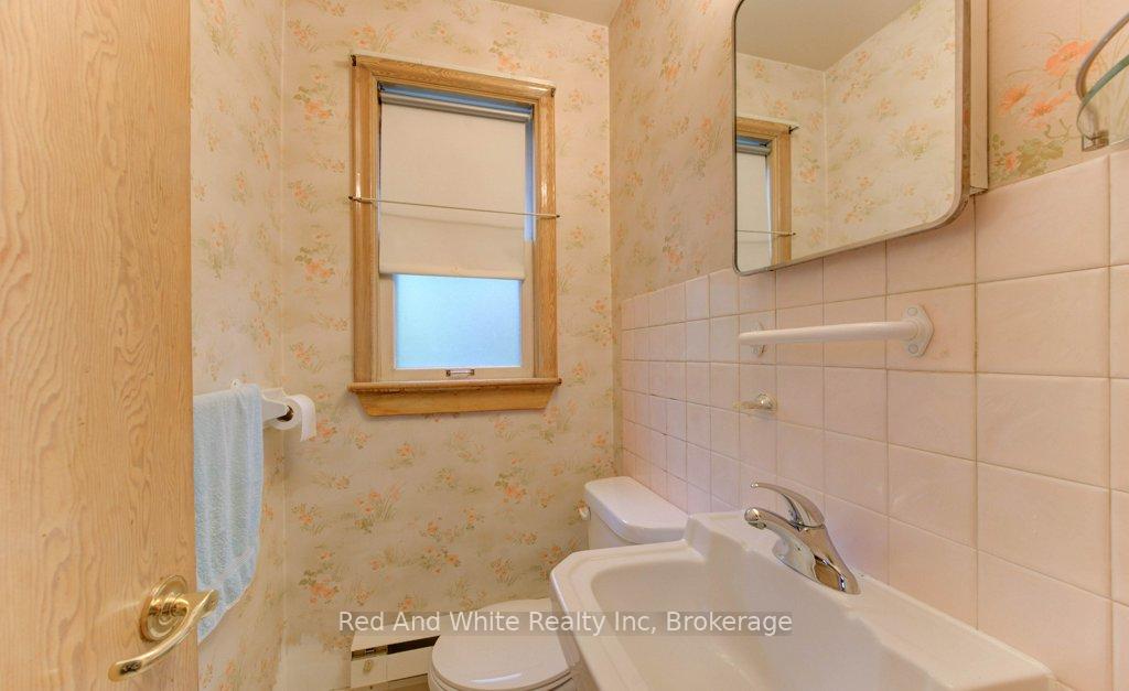 Photo 17 of 155 Elgin Crescent, Waterloo — HOMEH