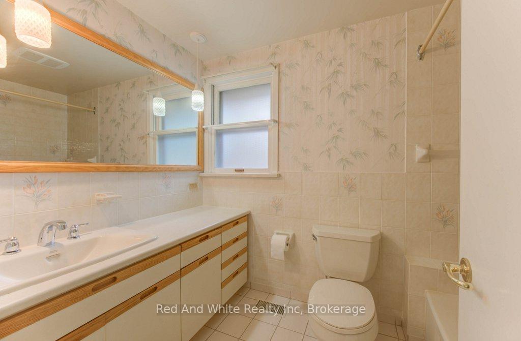 Photo 24 of 155 Elgin Crescent, Waterloo — HOMEH