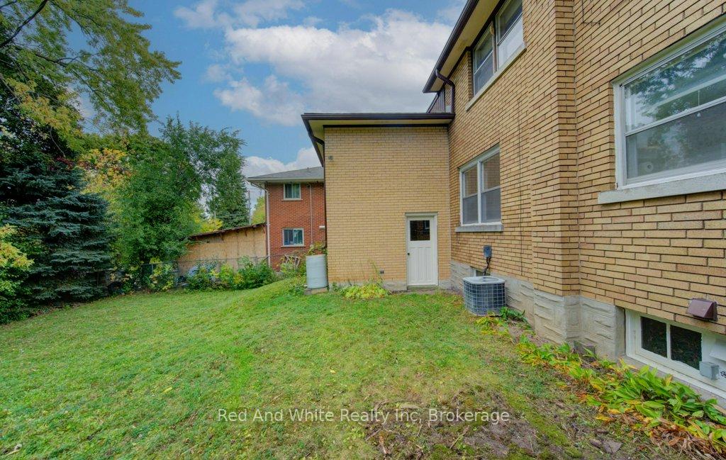 Photo 40 of 155 Elgin Crescent, Waterloo — HOMEH