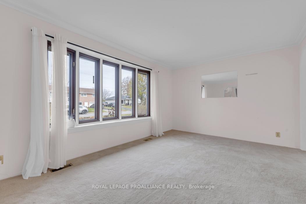 Photo 8 of 48 Janlyn Crescent, Belleville, Belleville Ward — HOMEH