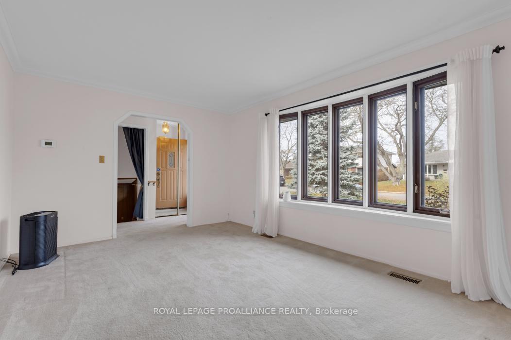 Photo 11 of 48 Janlyn Crescent, Belleville, Belleville Ward — HOMEH