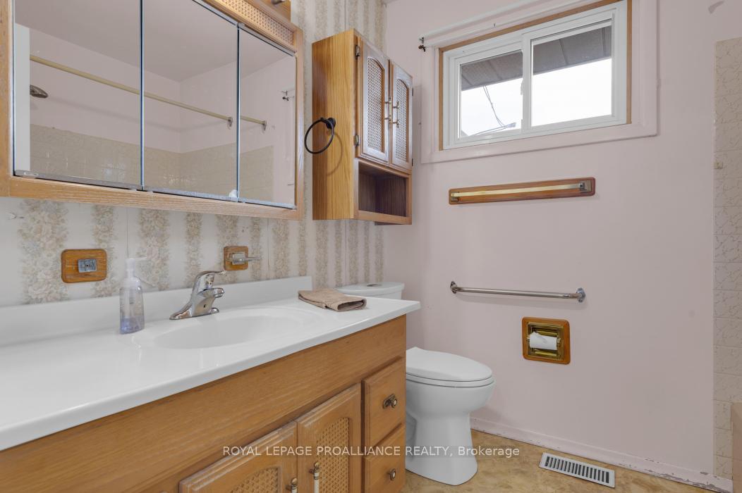 Photo 22 of 48 Janlyn Crescent, Belleville, Belleville Ward — HOMEH