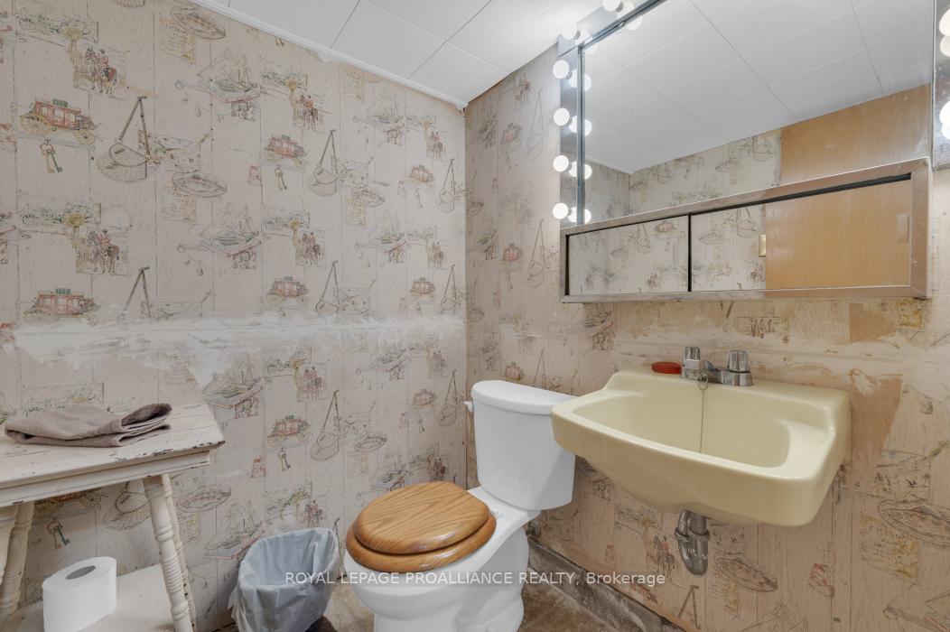 Photo 32 of 48 Janlyn Crescent, Belleville, Belleville Ward — HOMEH