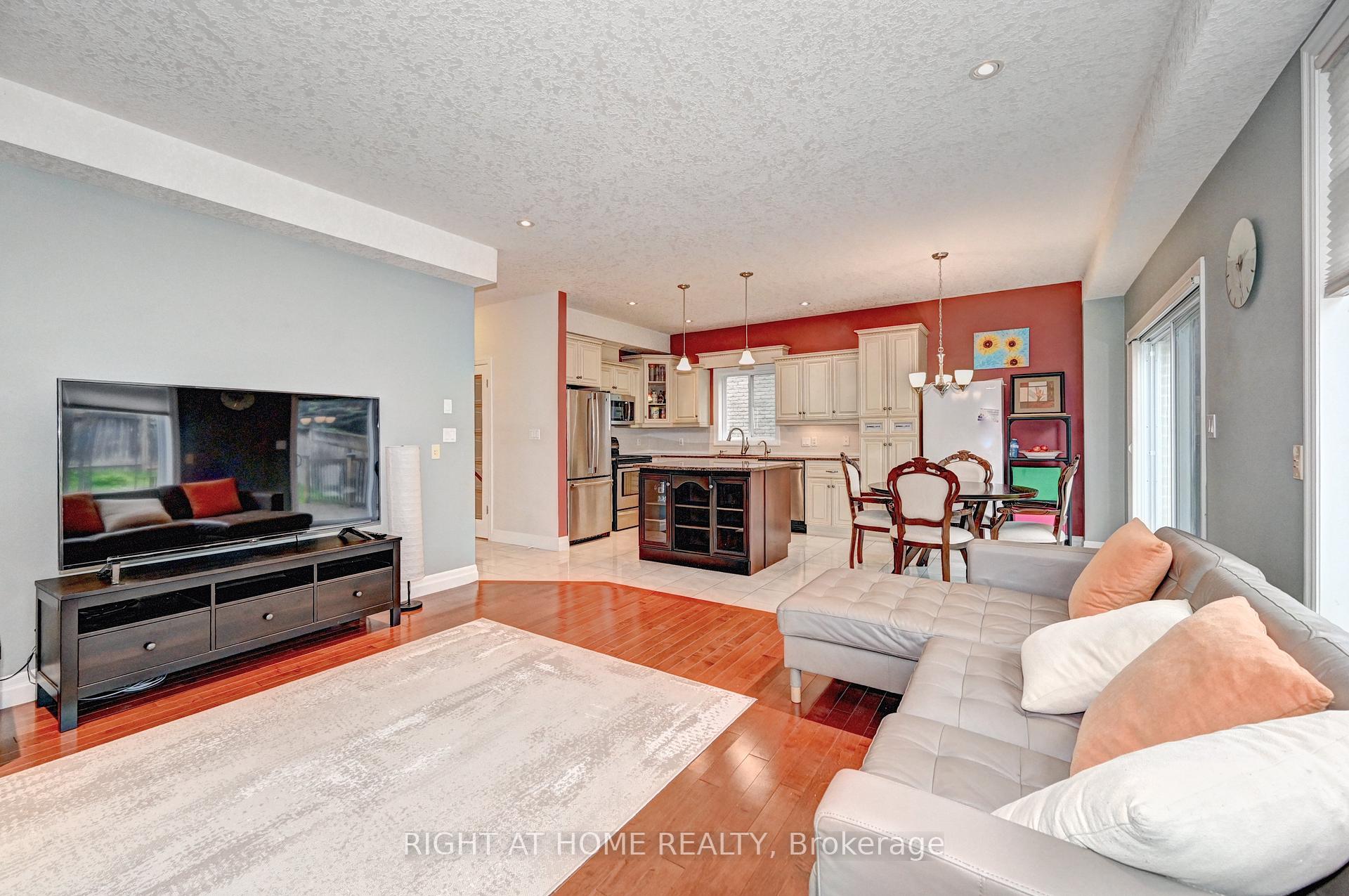Photo 8 of 653 Rhine Fall Drive, Waterloo, Clair Hills — HOMEH