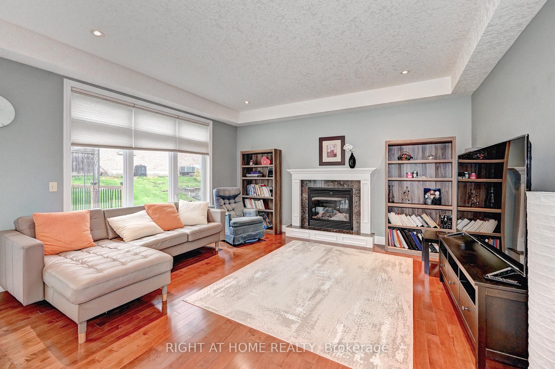 Photo 9 of 653 Rhine Fall Drive, Waterloo, Clair Hills — HOMEH